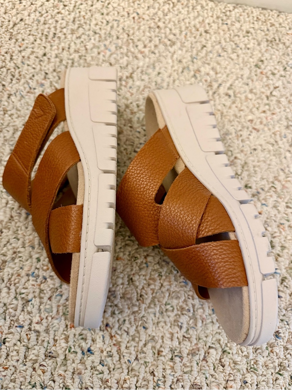 Vionic Women’s size 8 Uptown Sunset Cross-Strap  Sandals